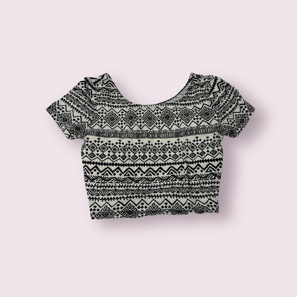 Forever 21 black/white patterned crop top - Picture 1 of 2